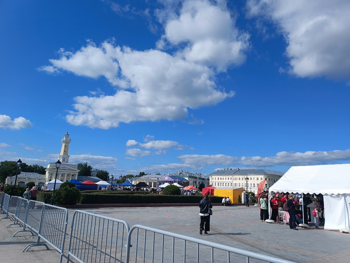 Это на площади разные мероприятия проходят. Одно из них - конкурс на время сборки АК-74🤦‍♀️ Мы не пошли туда😊