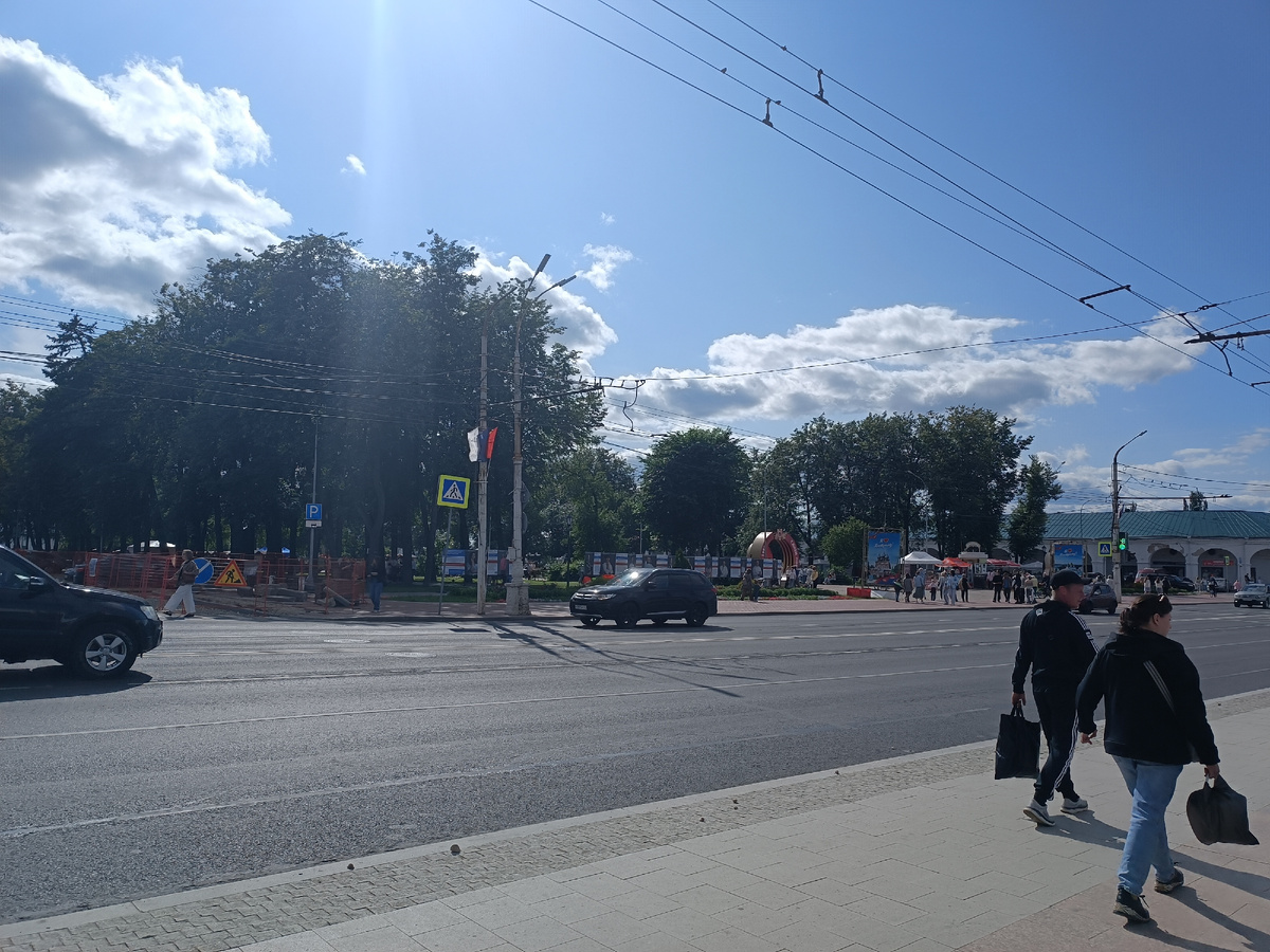 Народу везде - тьма...