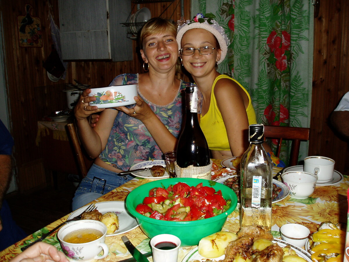 Примерно так выглядело наша моложость на даче. Скуууучно! Требуются приключения. Фото: Зеленая леди, сад, семья и томатный сок 