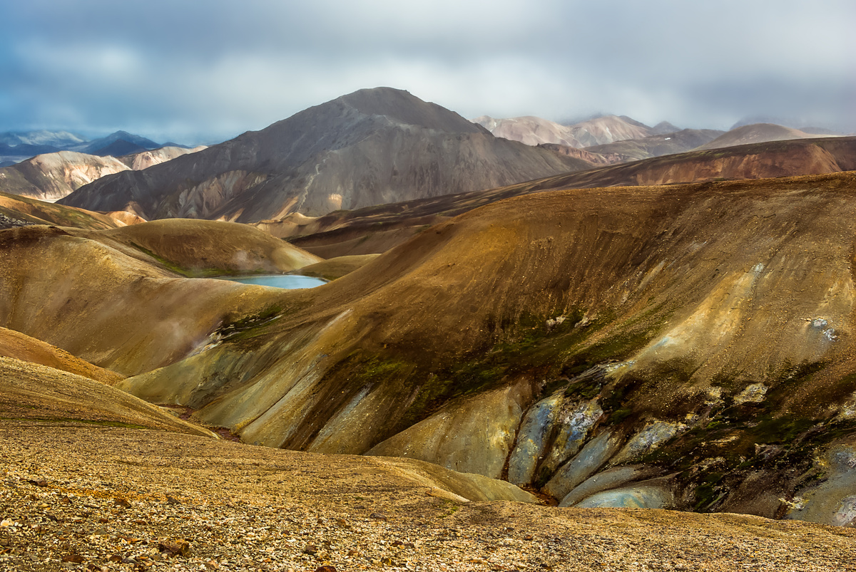 Риолитовые горы Ландманналаугар (Landmannalaugar ). серая гора - Блахнюкюр (Blahnukur)