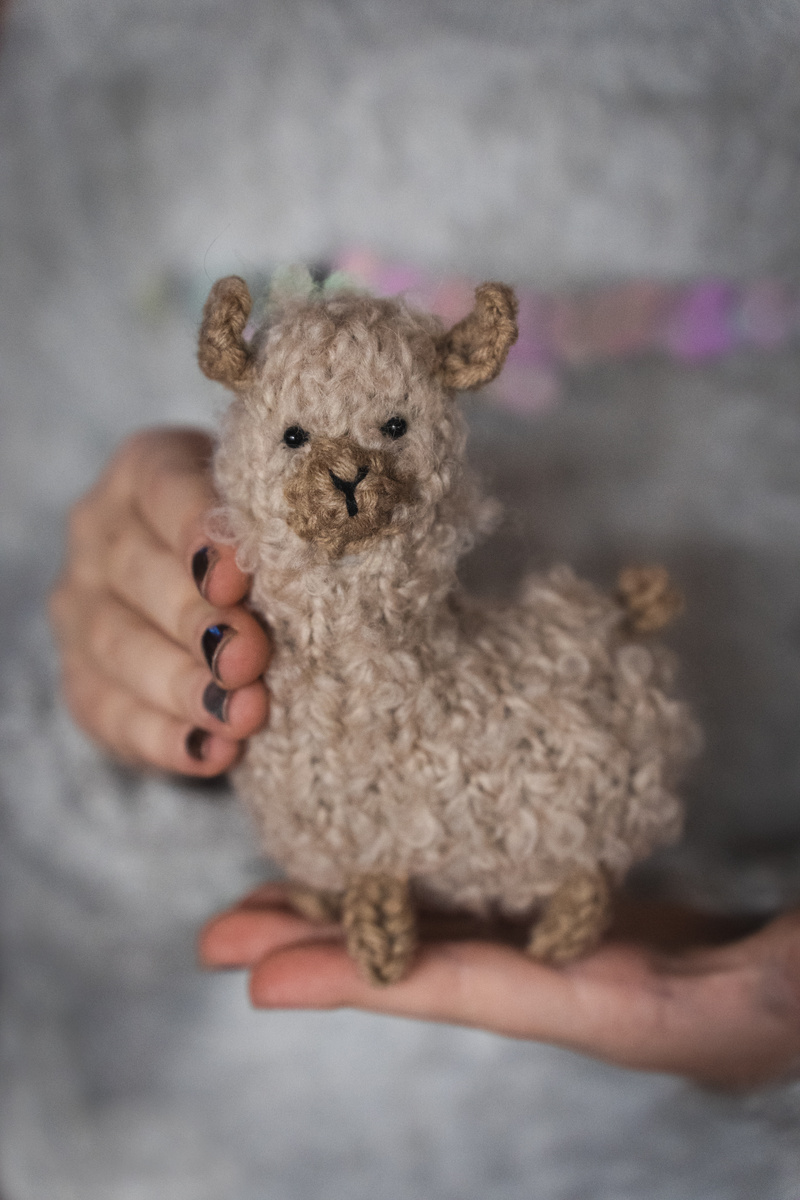 Лама из пряжи букле