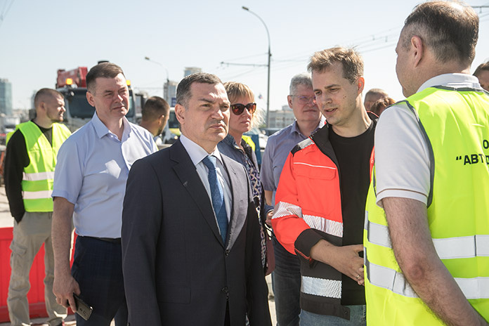    Мэр Новосибирска Максим Кудрявцев (в центре) проинспектировал ремонт Димитровского моста. Фото: Михаил Периков