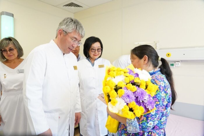 Глава республики пожелал большой семье большого счастья / Фото: телеграм-канал Алексей Цыденов