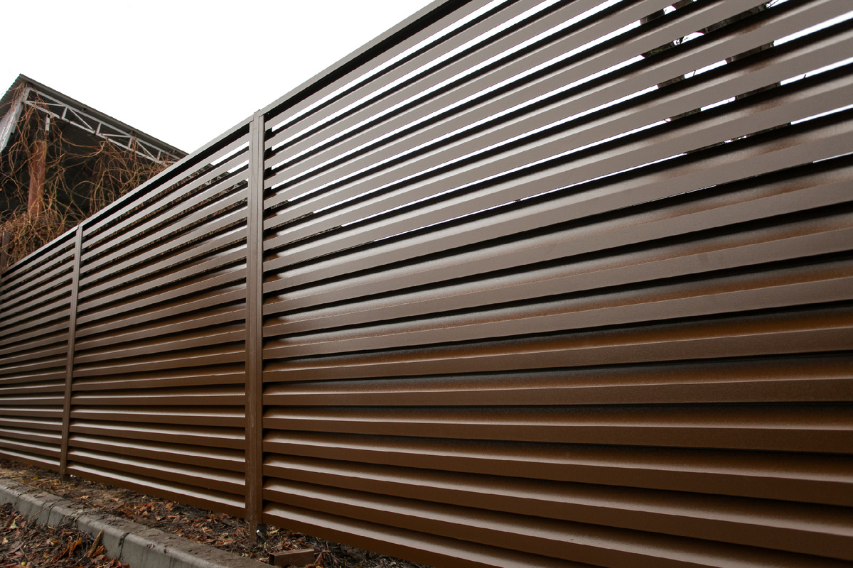 Забор с жалюзи с уличной стороны