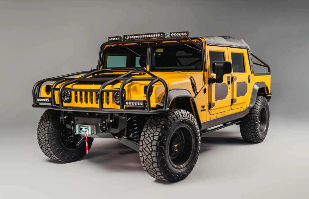 Он был рожден для полей сражений, но стал символом роскоши и эпатажа. Как так вышло?