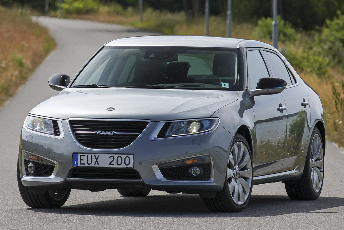    Андрей Моторов: «В 2010 году мне довелось побывать на ездовой презентации последнего 9-5 в Швеции. Новый (увы, несостоявшийся) импортер Saab пробил тест-драйв специально для небольшой группы из России. Шведы до последнего верили в свой особый путь. Директор по маркетингу Магнус Ханссон рассказал, что независимые исследования аудитории показали: потенциальный покупатель нового 9-5 по ключевым параметрам больше всего похож на владельца Audi A6. А потом показал фотографии Вуди Аллена и Сильвестра Сталлоне. Думаю, не надо объяснять, насколько эти две голливудские звезды не похожи. «Исследования скажут вам, что это примерно одинаковые клиенты: совпадают возраст, уровень дохода, сфера деятельности и страна проживания. Но ведь это очевидно разные люди! По стилю жизни, увлечениям…» В Saab действительно считали своих клиентов особенными. Увы, вопросы поиска собственного пути к тому моменту уже сменились вопросами выживания»   
Андрей Моторов