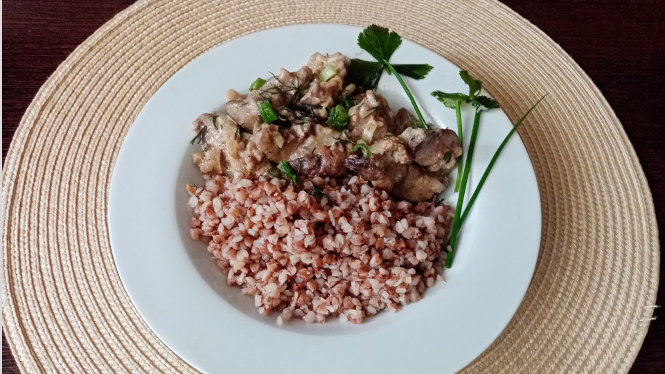 Куриная печень с гречкой