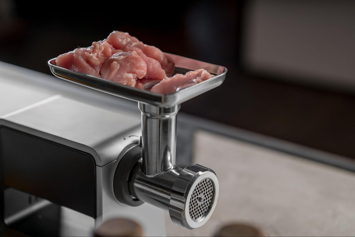 Фарш может быть крупным или мелким — все зависит от установленной решетки