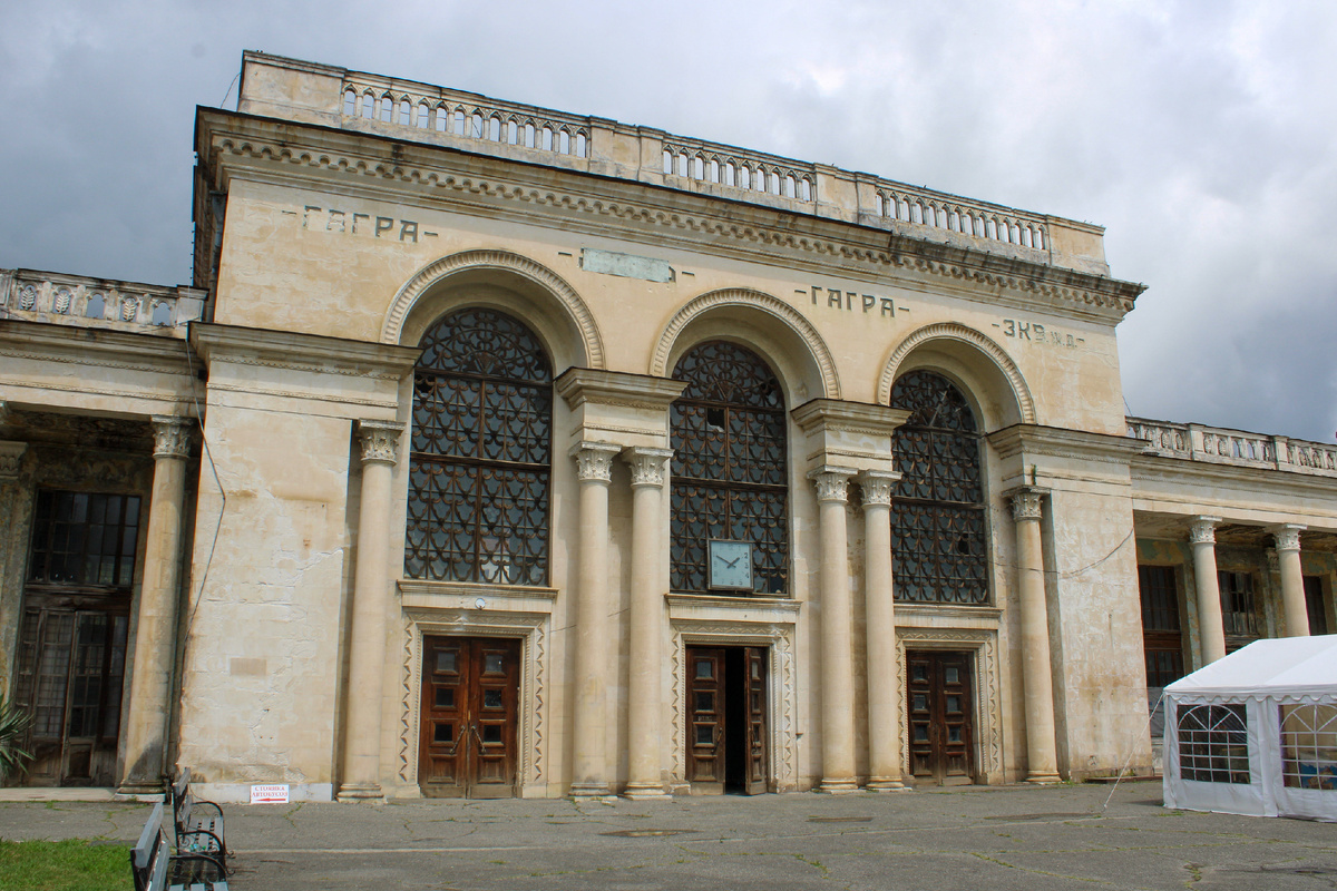 Здание вокзала на станции Гагра. Само по себе - не действующее, но являющееся местной достопримечательностью. 