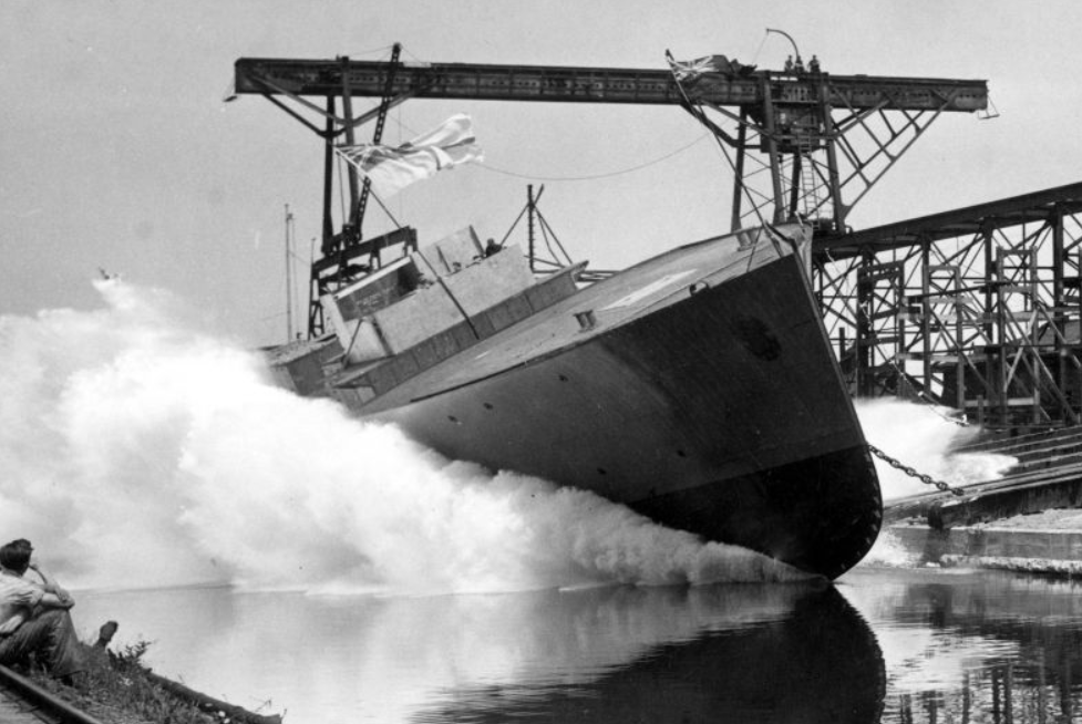 Спуск на воду канадского корвета «Коллинвуд» (HMCS Collingwood) в Коллинвуде (провинция Онтарио, Канада)