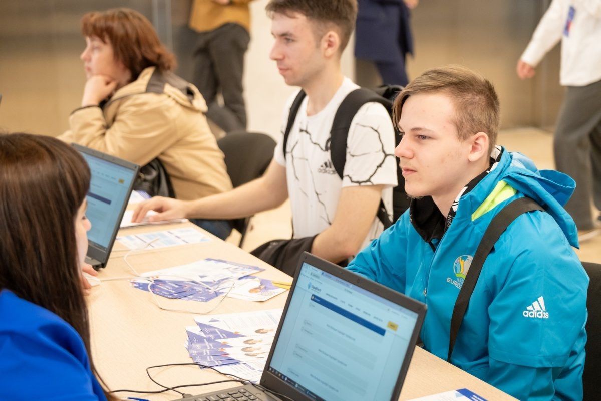    Более тысячи человек трудоустроились на площадке федерального этапа Всероссийской ярмарки трудоустройства в Нижнем Новгороде