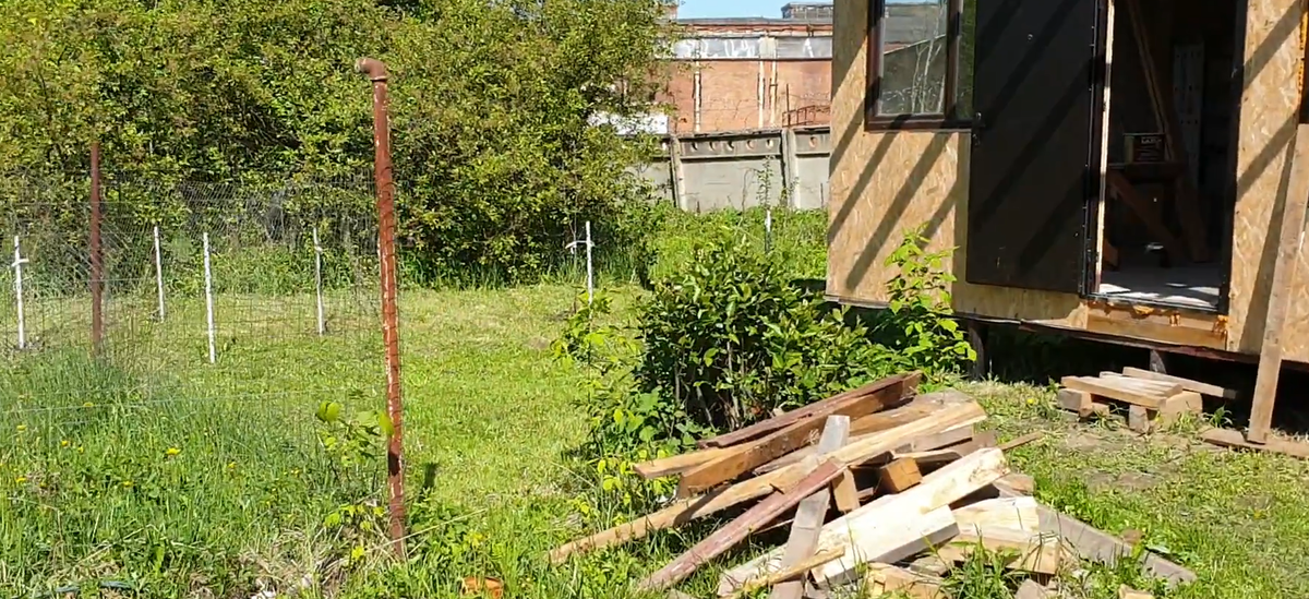 Дом построен в дальней части участка, вокруг - отголоски стройки, земля пока не ухожена, завод на заднем плане зеленью не прикрыт... непорядок))