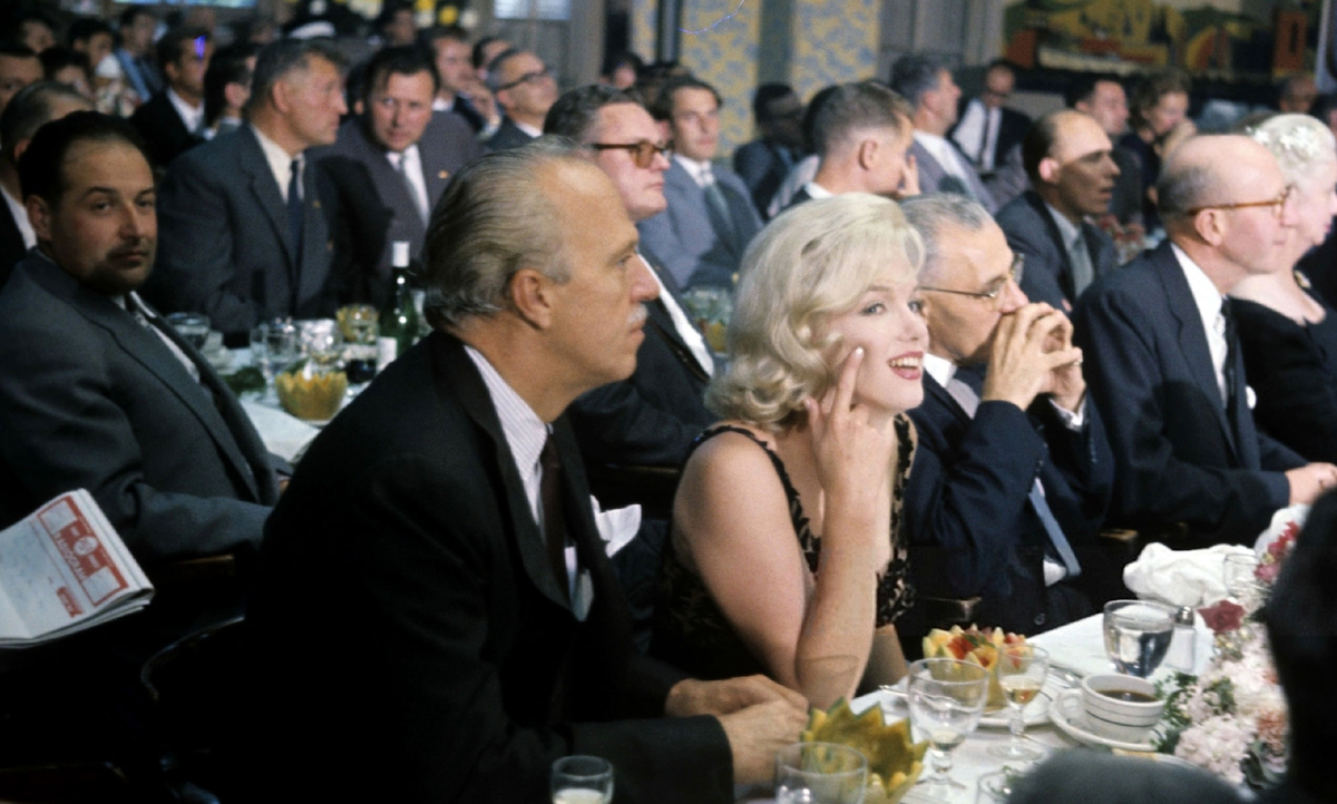 Мэрилин Монро на торжественном обеде с Никитой Хрущевым. Киностудия «20th Century Fox», 19.09.1959.