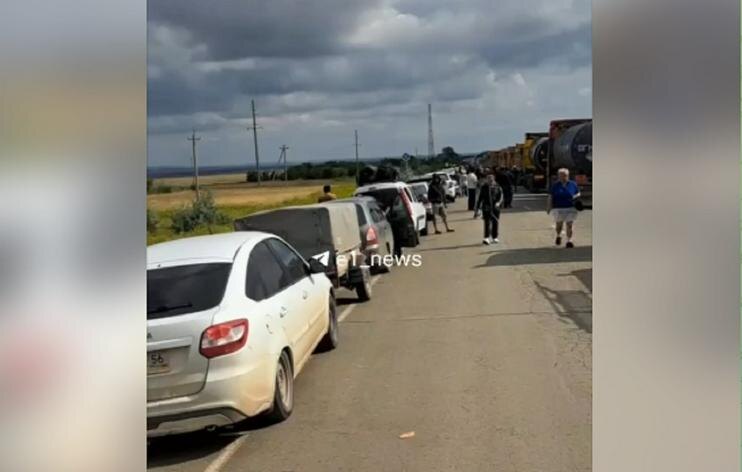 Пробка на границе Казахстана и РФ. Скриншот из видео @e1_news