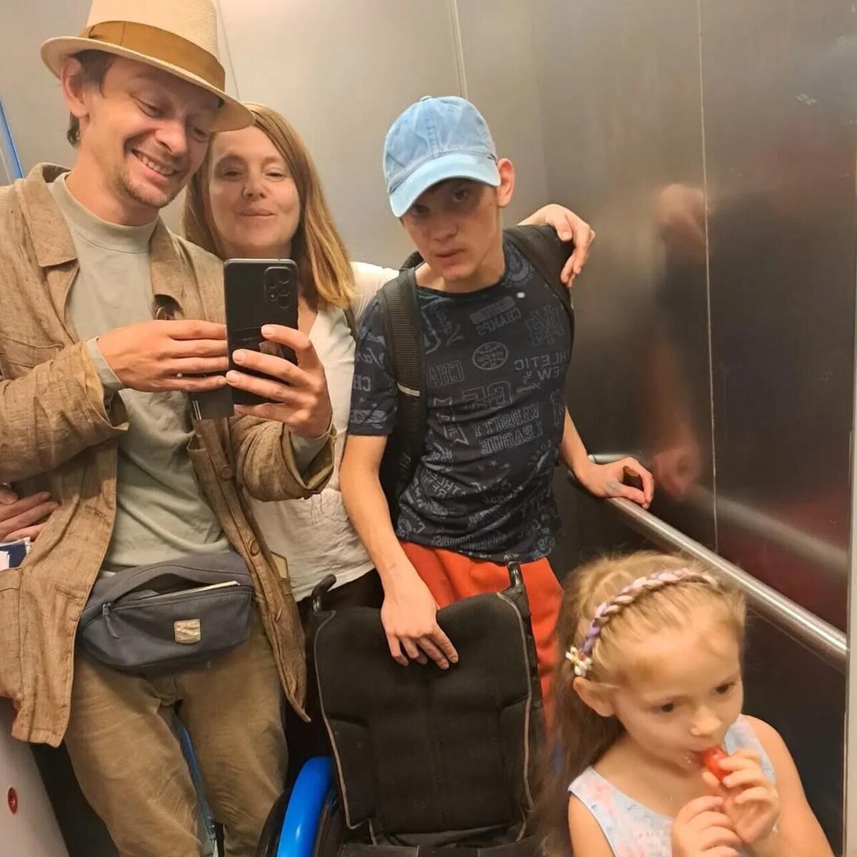    Евгений Кулаков с семьей соцсети / @kulakovv.evgen