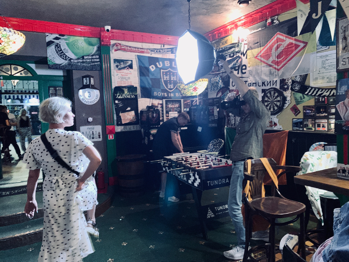 в Harats pub Сочи. С этого места начался мой опыт в Сочи. Забавно, что за месяц до начала работы там, мы проходили с приятелем мимо, и я сказал ему, что с удовольствием фотографировал бы здесь