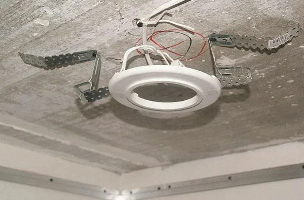 Платформа для светильников под натяжной потолок.