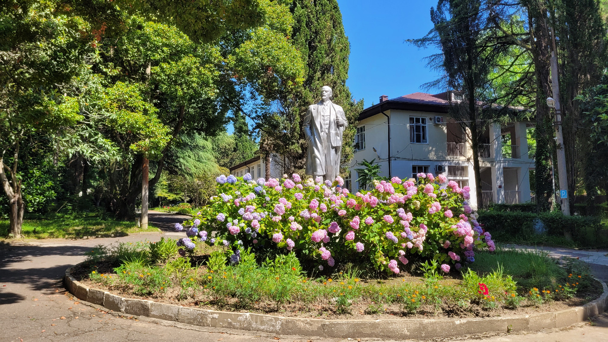 Памятник, как мы его в шутку называем, "Ди Каприо", на территории