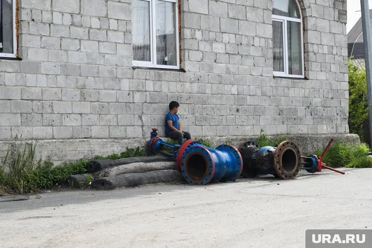 Около домов цыган собраны куча металлических предметов
Фото: Никита Сабашников © URA.RU