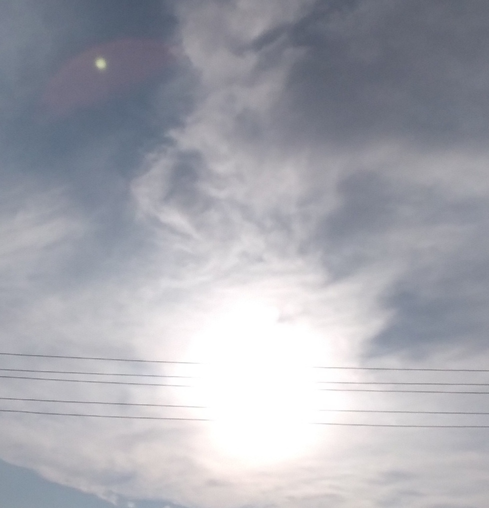 Вот такой дядька, мне почемуто подумалось,, Сатир,,. Он типа с рожками и улыбается. 