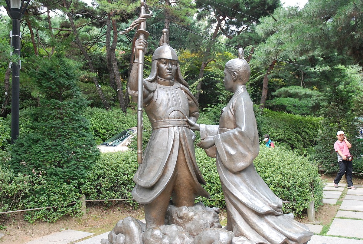 Статуя Он Даля и принцессы Пёнган у входа в Ачасан