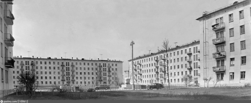 Фото: строительство дома №16 на улице Гримау, 1957. С сайта www.pastvu.com.