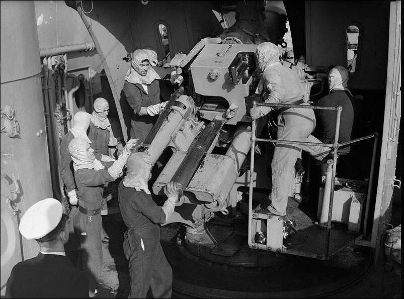 Учебная стрельба на HMS Rodney в 1943 году. 