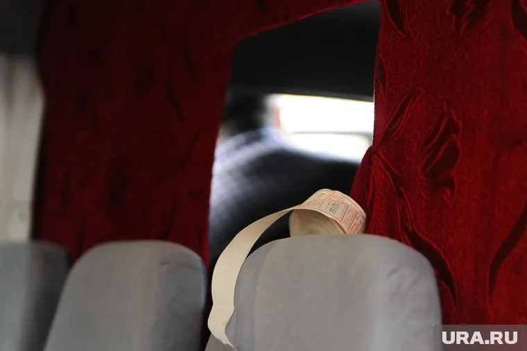 Маршрутные такси работают по нерегулируемым тарифам, где стоимость проезда определяет перевозчик
Фото: Вадим Ахметов © URA.RU