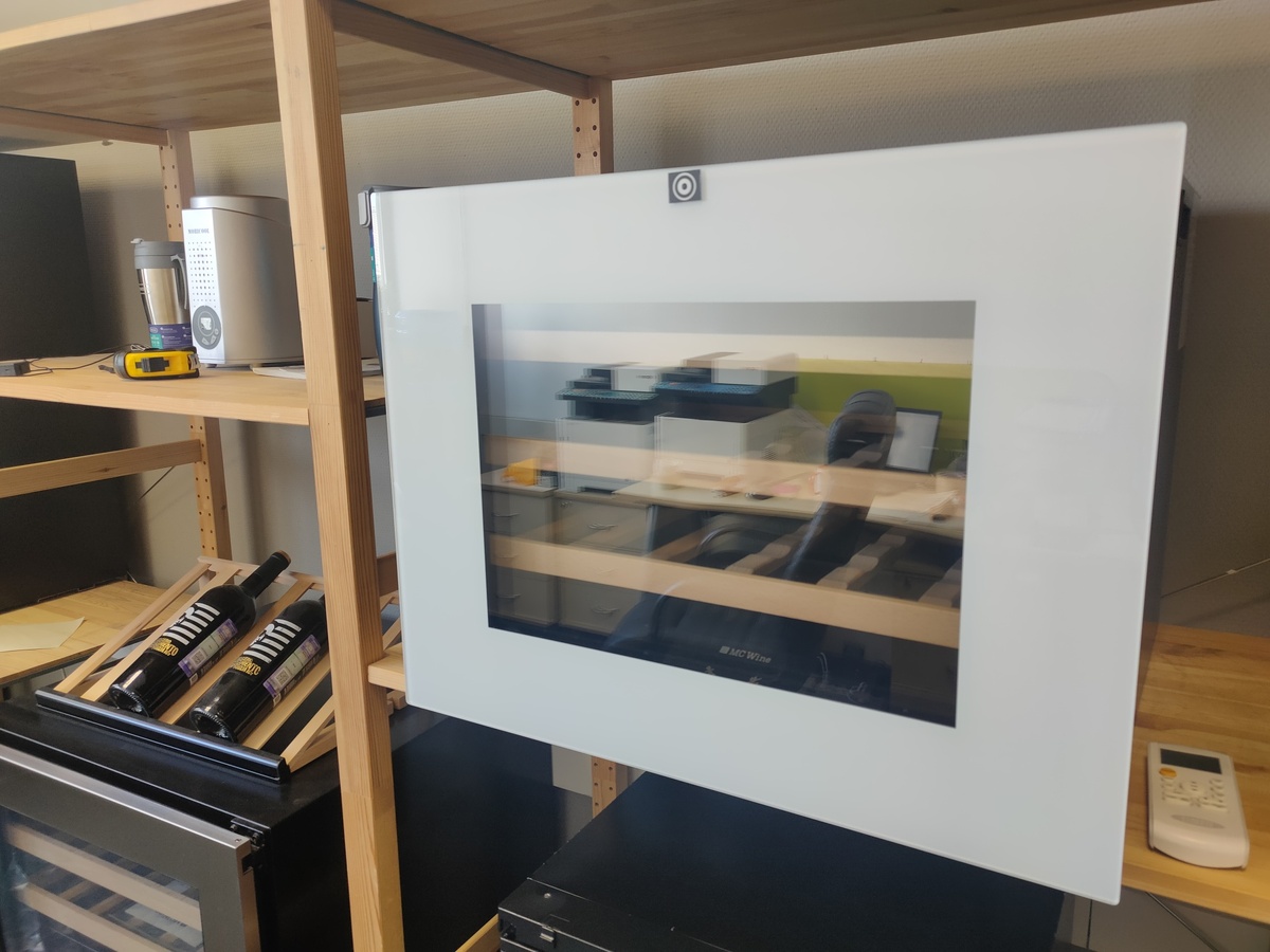 Что можно сказать касаемо дизайнерского решения – белый винный шкаф – это то, что вам необходимо. Белый цвет считается по праву самым красивым и элегантным. Классическая нотка прекрасно впишется абсолютно в любой интерьер и прекрасно подойдет под любое стилистическое решение.