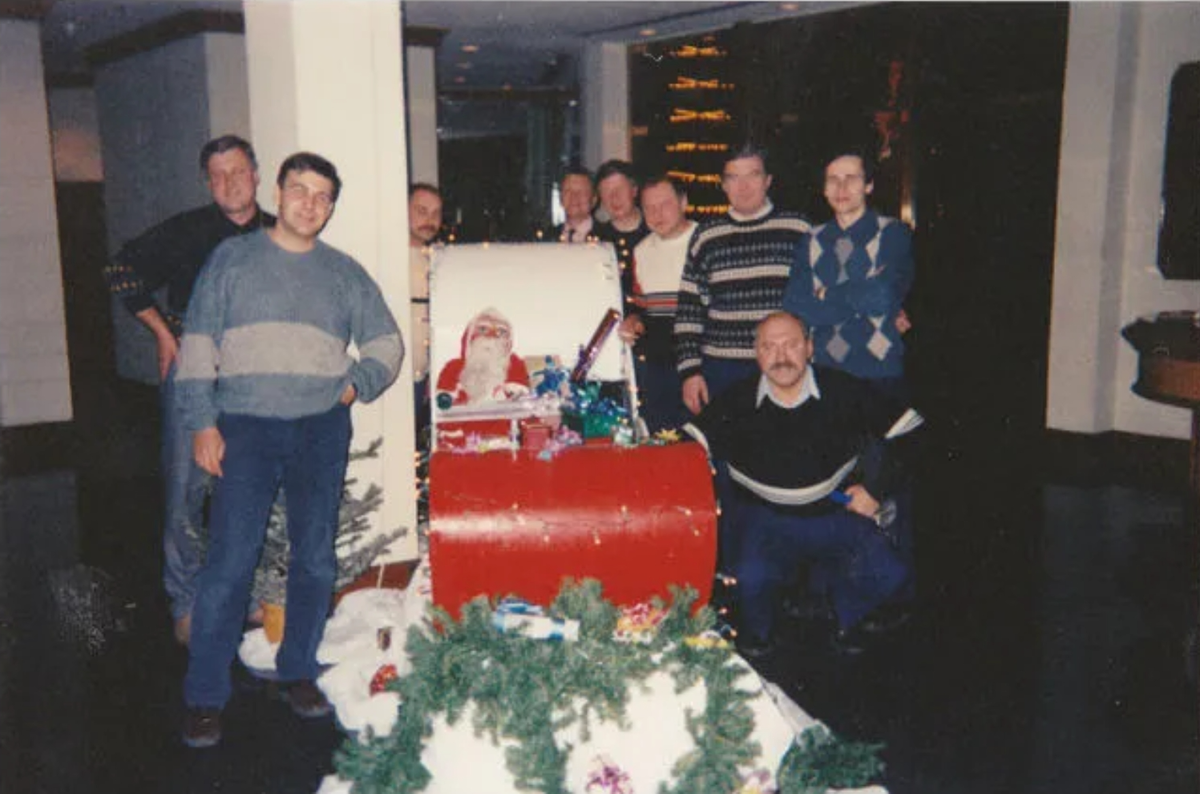 Слева направо:
Второй пилот Шкляренко, пилот-стажёр из Домодедово (он за Шкляренко), бортоператор Севостьянов Александр, КВС Попов Игорь Николаевич, старший штурман Титов Борис,
бортрадист Савичев (он же Бабура Яма), бортинженер Анутдинов Рашид, штурман Шилов Олег и сидит Жорж Исканян.