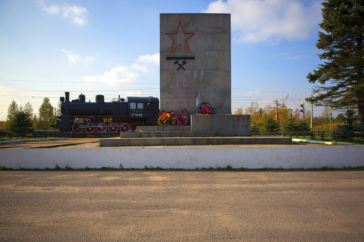 Стела «Стальной путь», посвящённая Дороге победы. Установлена на станции Петрокрепость. Источник фото: ru.wikipedia.org Авторство: Olga1969. Собственная работа, CC BY-SA 4.0, https://commons.wikimedia.org/w/index.php?curid=62878912