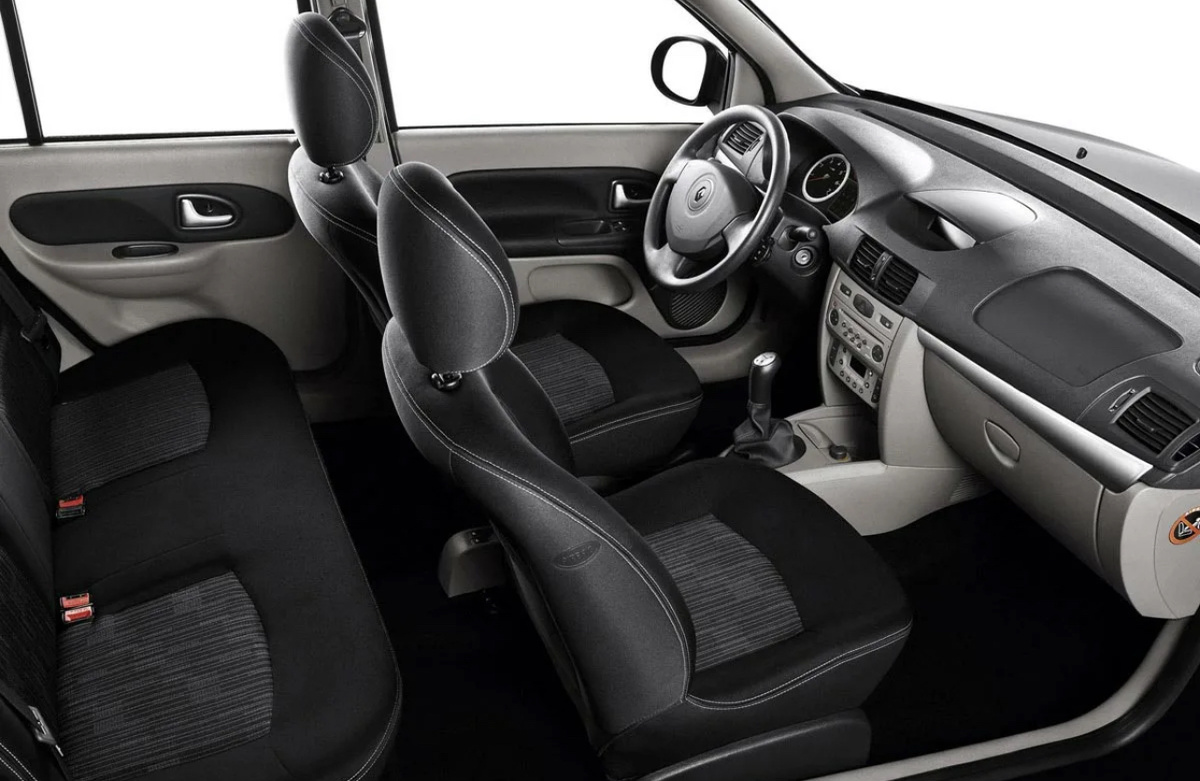 *(Фото: Простой, но практичный салон Renault Symbol)* 