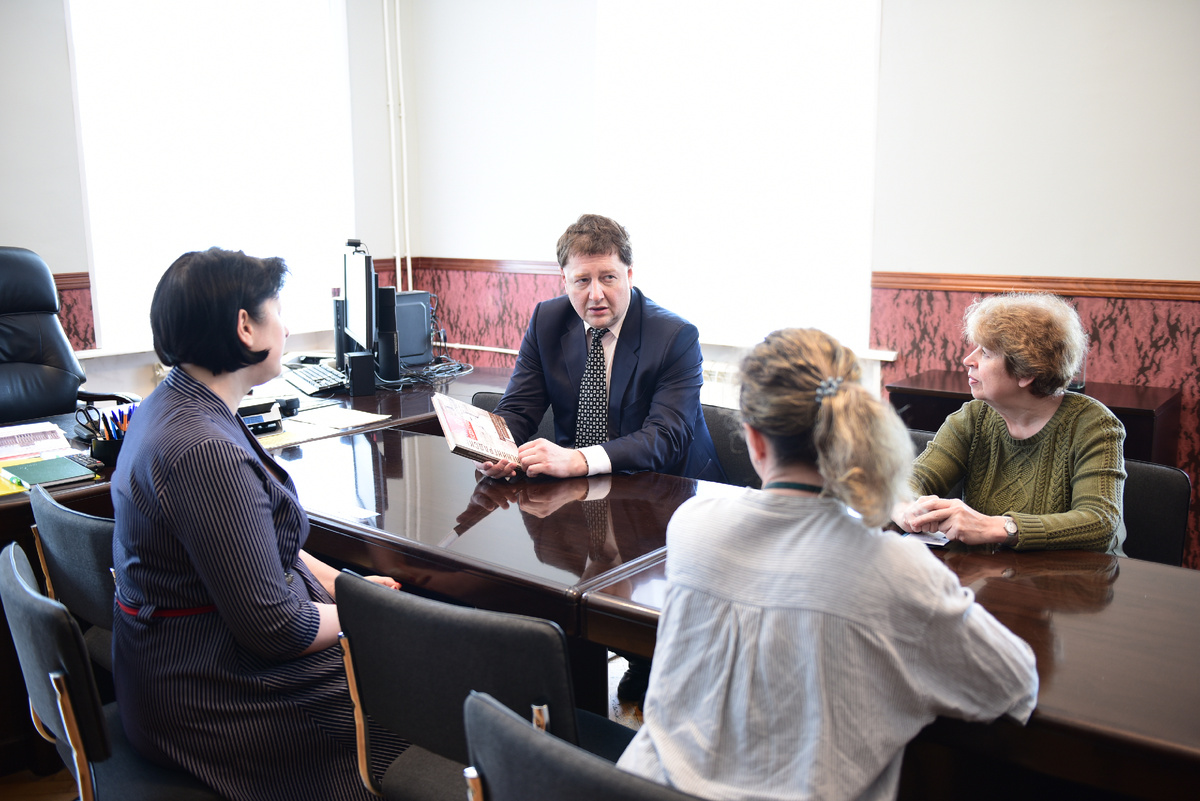 Проректор СПбГПМУ по международной деятельности и информационно-аналитическому обеспечению Валентин Сидорин передает книгу в музейное собрание ГМПИР. Фото: пресс-служба ГМПИР