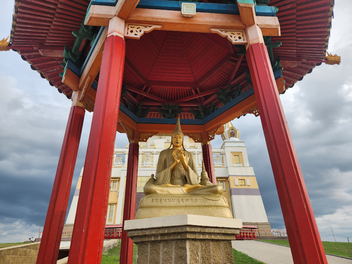 Хурул "Золотая обитель Будды Шакьямуни" в Элисте окружают статуи 17 пандитов – великих учителей. Экскурсия "Тайны буддийских храмов" с "Дестино Тур"