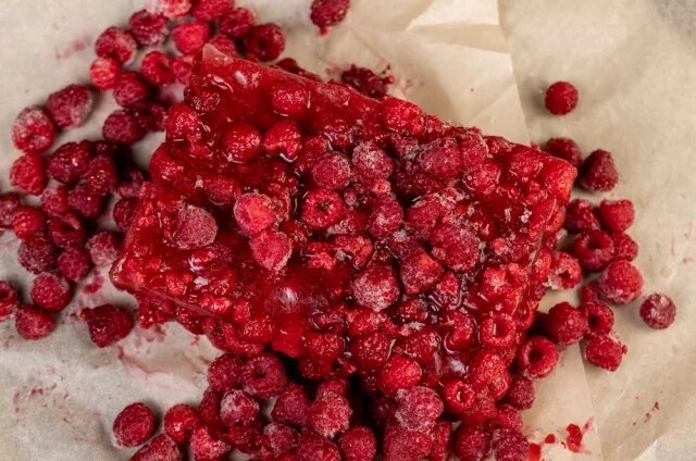    Что делать, если ягоды при заморозке дали сок?