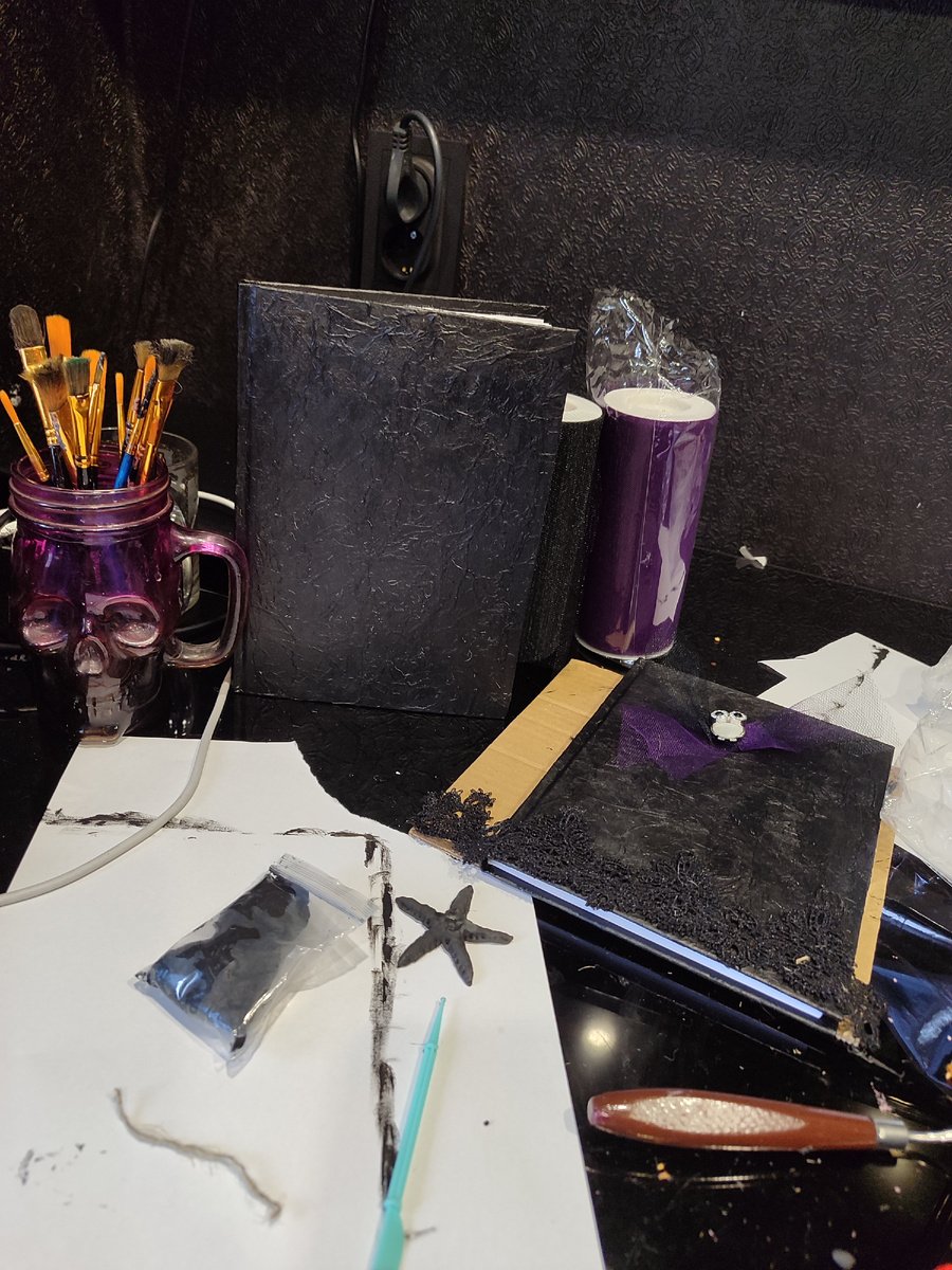 Использую всё, что есть под рукой, даже Стёпин пластиллин) Фото автора