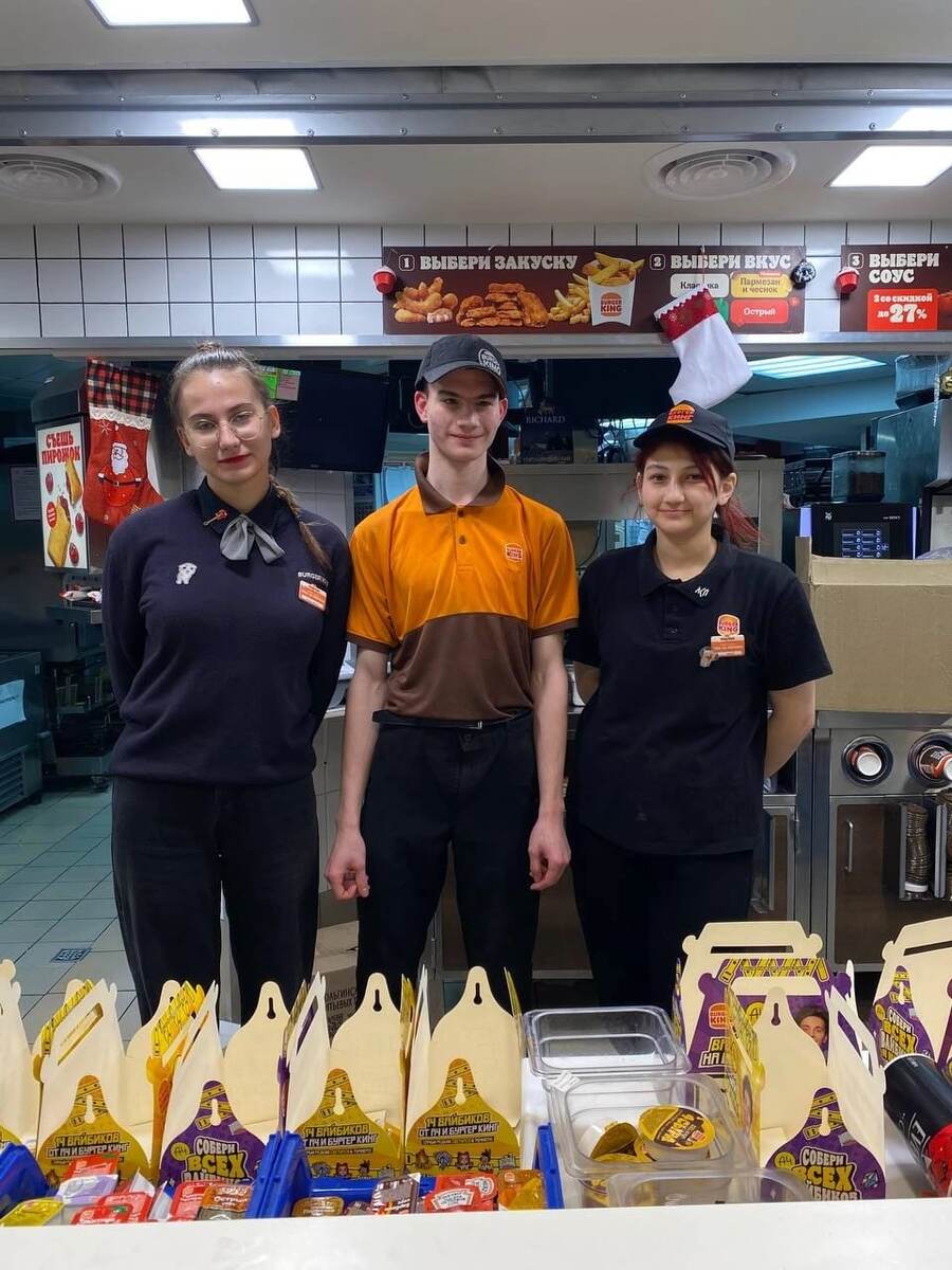 Часто мы не замечаем того, что рядом с нами находятся люди, которым многое дается в сто раз сложнее, а ведь именно пообщавшись с ними, посмотрев на их старания, мы сможем понять, в чем истинная ценность жизни.
Наш герой, изменив свою жизнь, помог взглянуть на мир по-другому и своим коллегам.