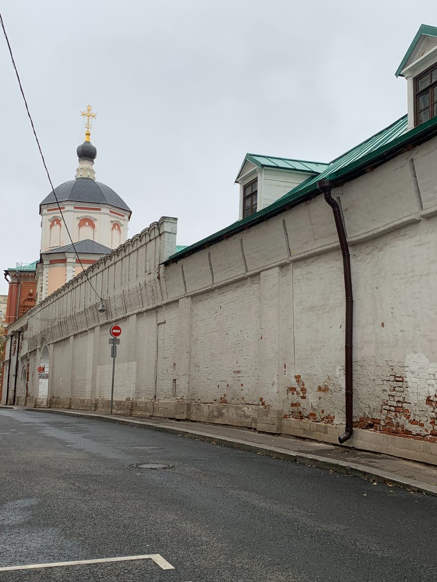 Стена монастыря со стороны Крапивенского переулка (фото автора)