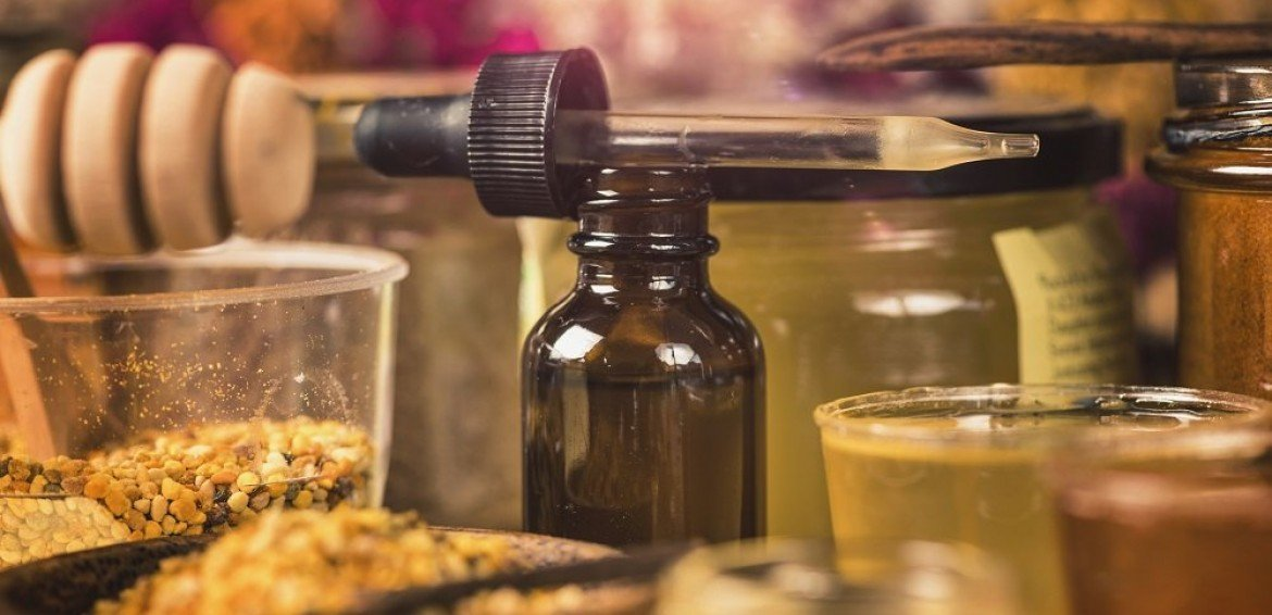 Среди разнообразных продуктов пчеловодства прополис занимает, пожалуй, самое первое место!