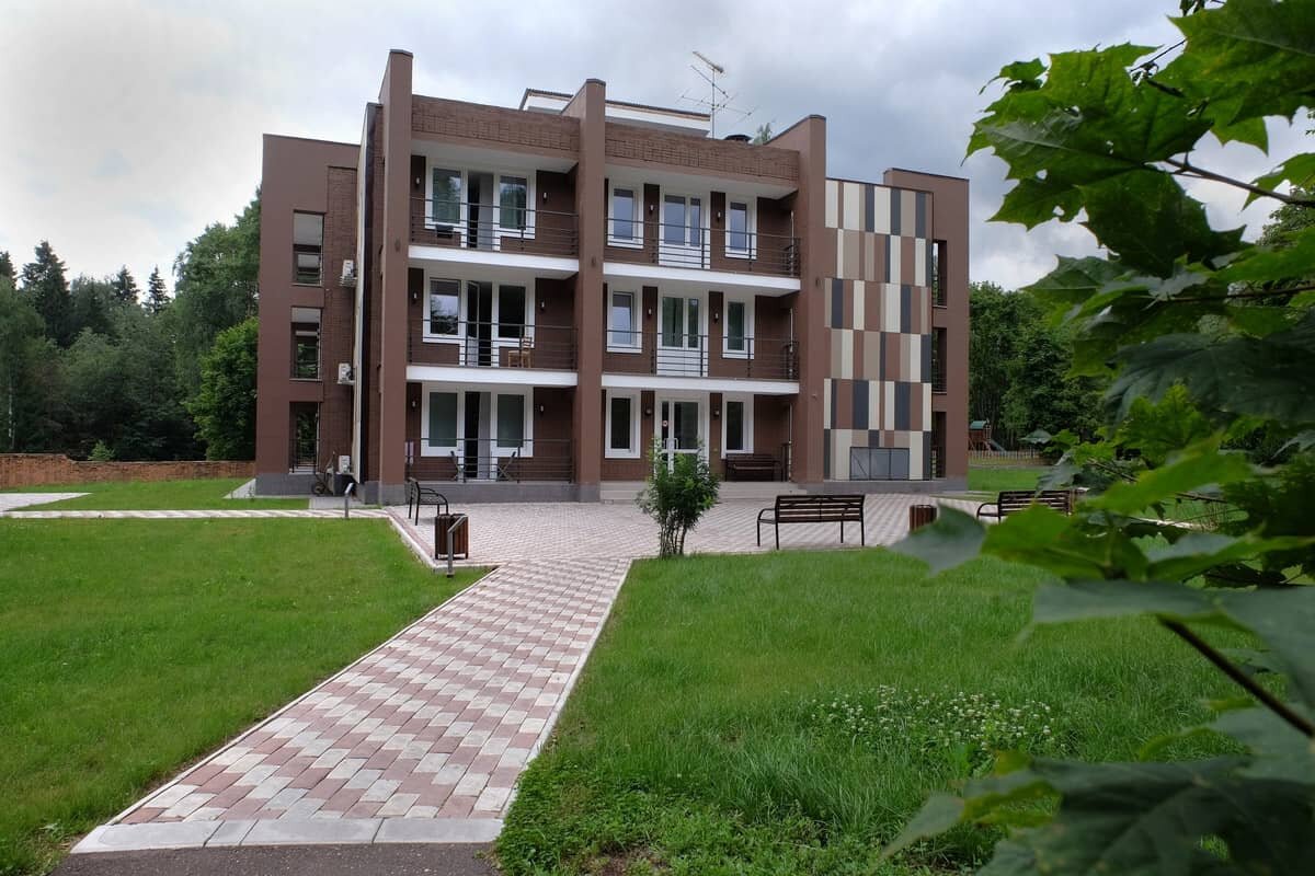 Отельный комплекс, включающий в себя четыре трехэтажных корпуса, занимает уютную благоустроенную территорию. 