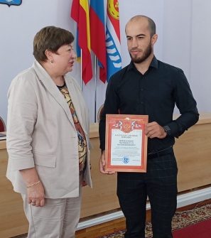      Награждается тренер Магомедрасул Шейхбагандов Придонье Газета