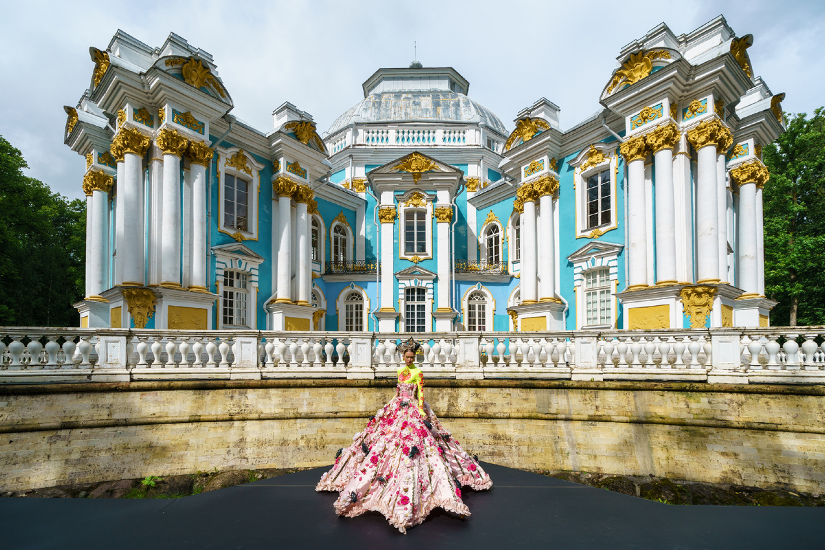 Показ коллекции Хайка Симоняна и Фёдора Додонова у павильона «Эрмитаж». Фото: ГМЗ «Царское Село», автор - Руслан Шамуков