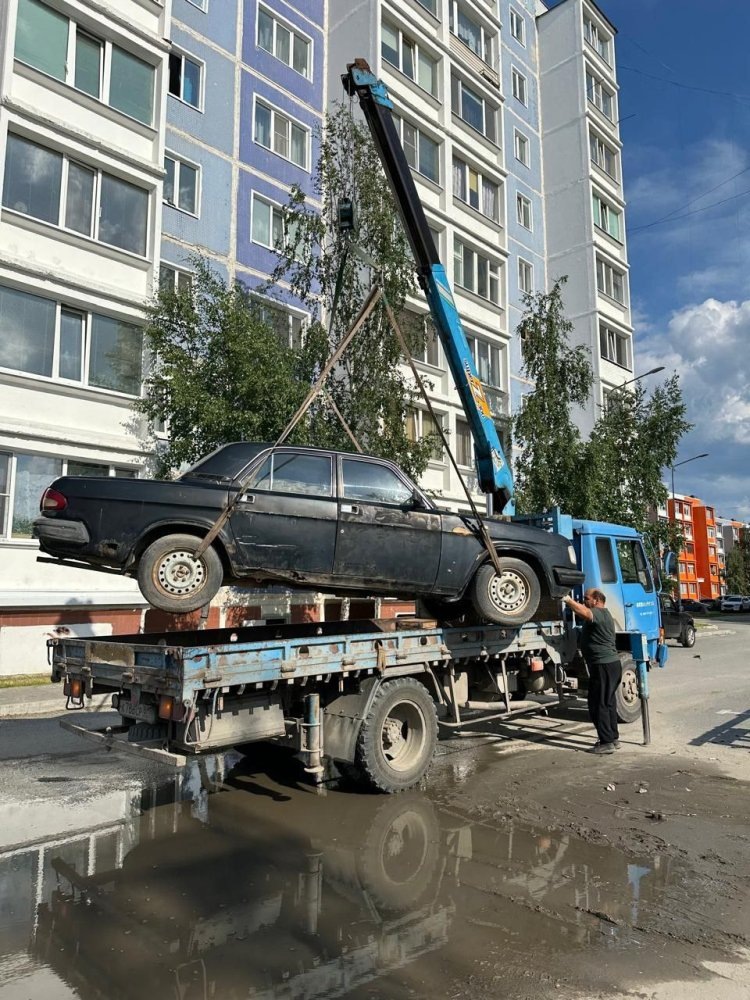    Нягань системно освобождается от брошенных во дворах домов автомобилей