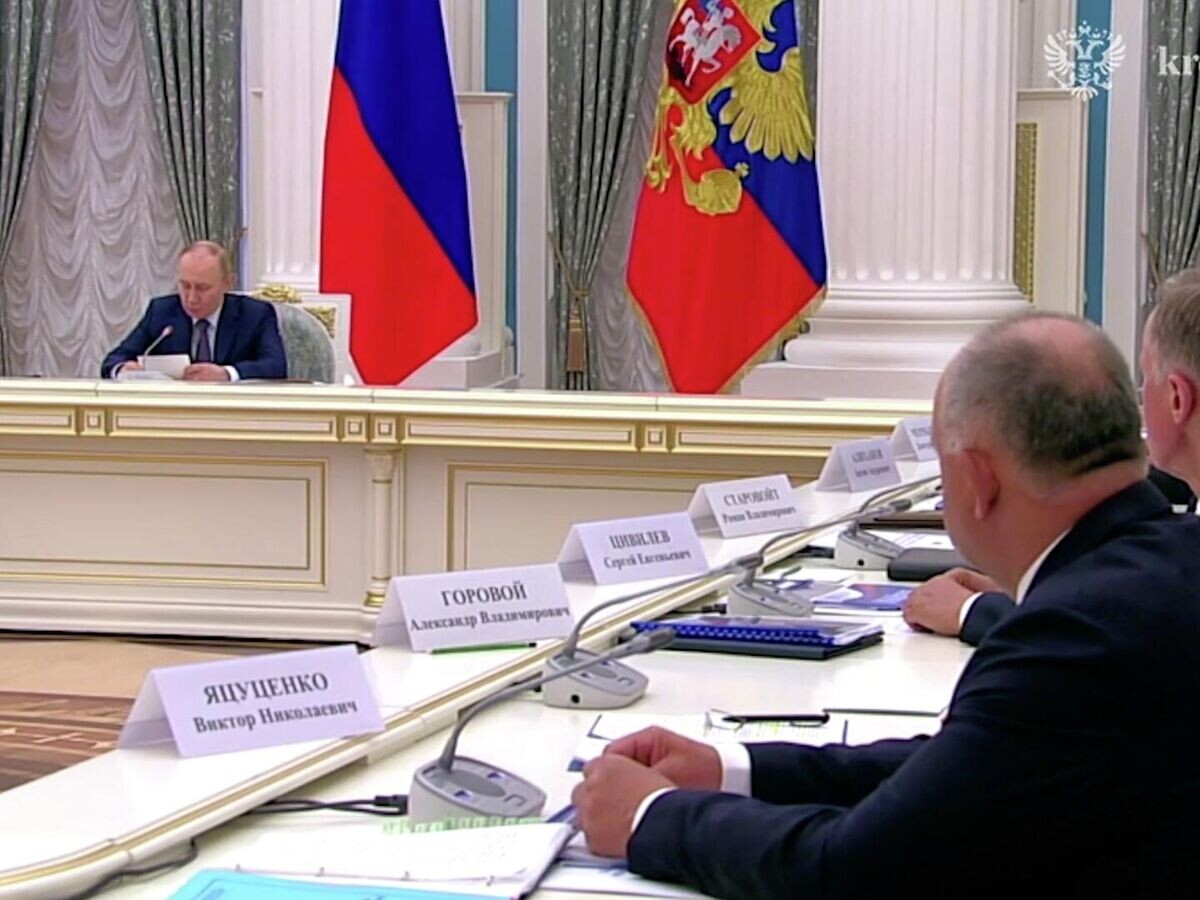    Путин на совещании по вопросам социально-экономического развития новых регионов© Пул