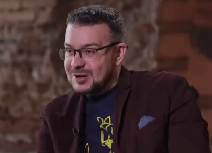 БЛЕДНОЛИЦЫЕ ХОХЛЫ И КРОВНЫЕ ИХ БРАТЬЯ