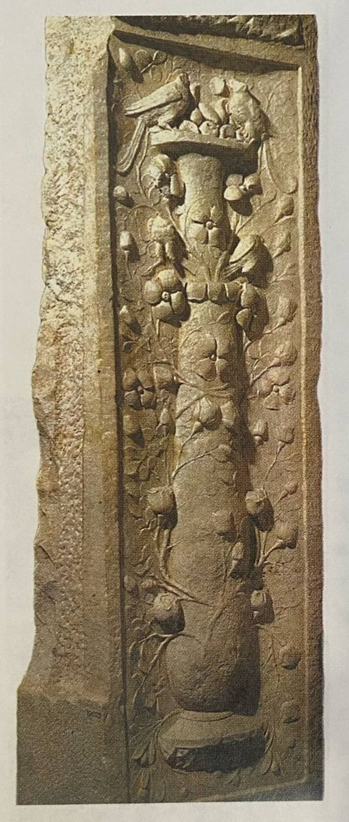 Колонна, украшенная розами. Фрагмент римского надгробия.