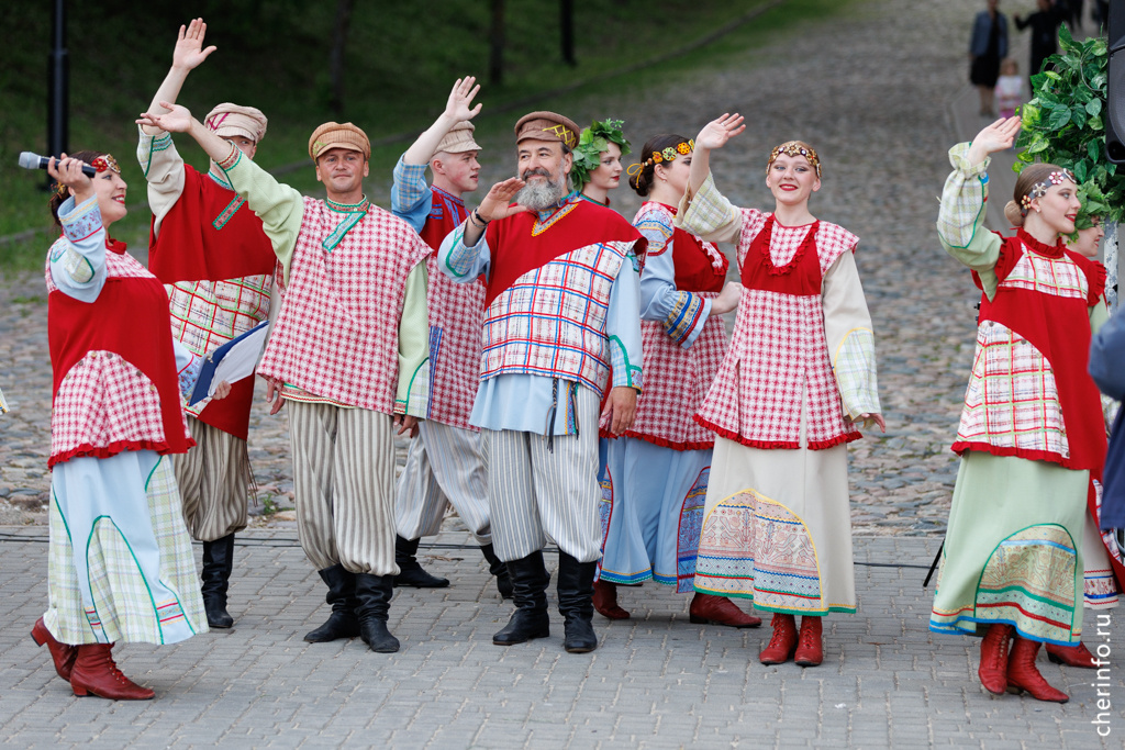   Артисты и коллективы будут выступать по вечерам.