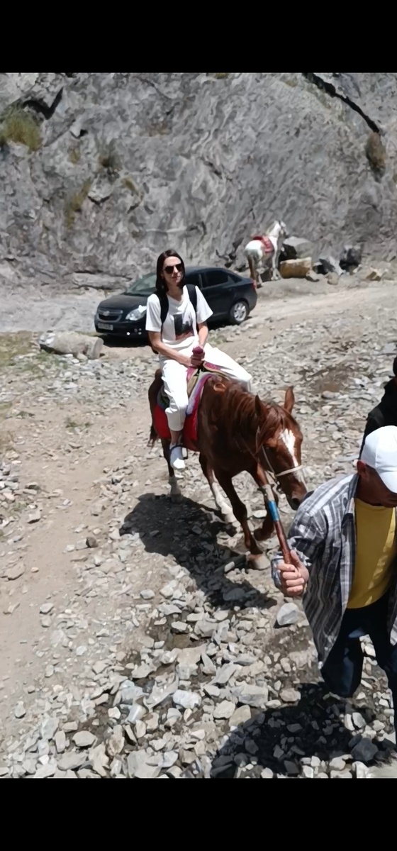 Смелая. Первый раз верхом...