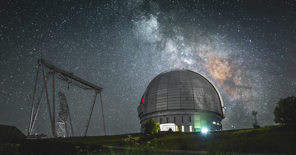 Оптическая схема телескопа предусматривает фокусировку главного зеркала, а также зеркал Несмита. Также БТА способен корректировать оптические аберрации, возникающие в процессе наблюдения за небом. Отражающее покрытие зеркала сделано из алюминия толщиной 100 нанометров.