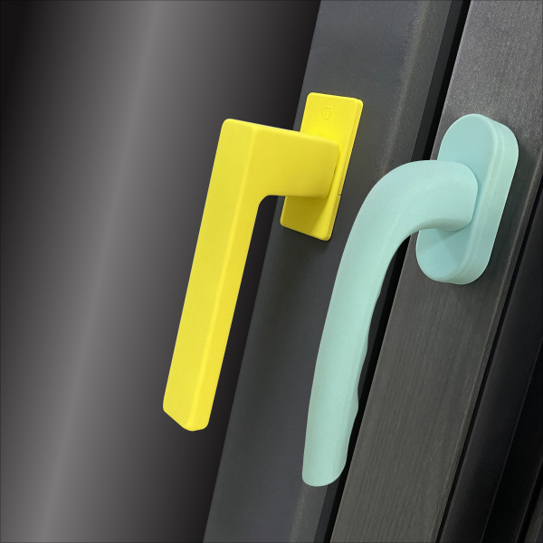 На баннере представлены фото реальных образцом с декором soft-touch: Hoppe Austin в жёлтом исполнении, Рехау IDEA в голубом исполнении